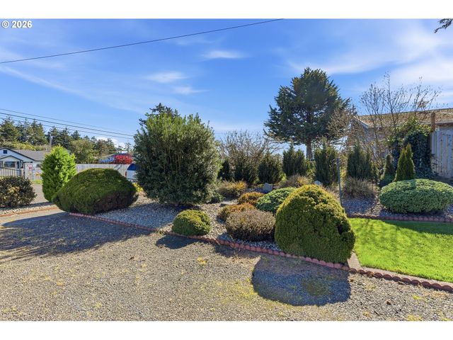 376 S WALL St, Coos Bay, OR 97420