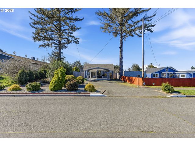 376 S WALL St, Coos Bay, OR 97420