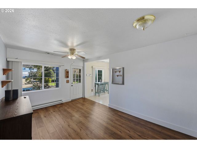 376 S WALL St, Coos Bay, OR 97420