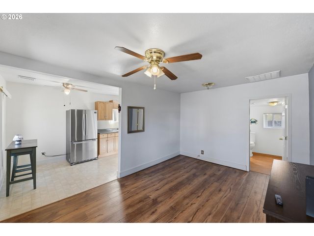 376 S WALL St, Coos Bay, OR 97420