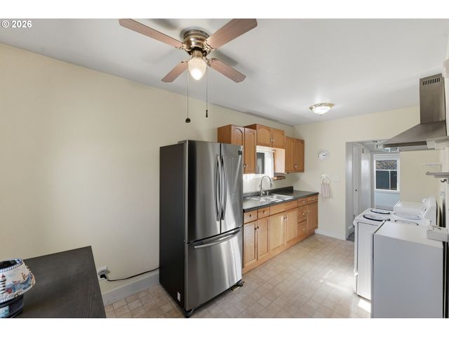 376 S WALL St, Coos Bay, OR 97420