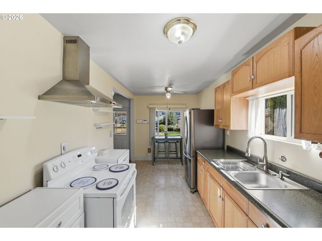 376 S WALL St, Coos Bay, OR 97420