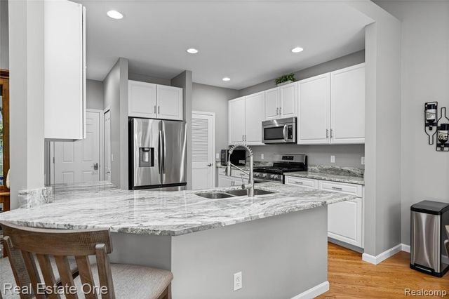 1202 Wind Chime Drive 16, Waterford, MI 48327