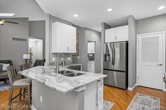 1202 Wind Chime Drive 16, Waterford, MI 48327