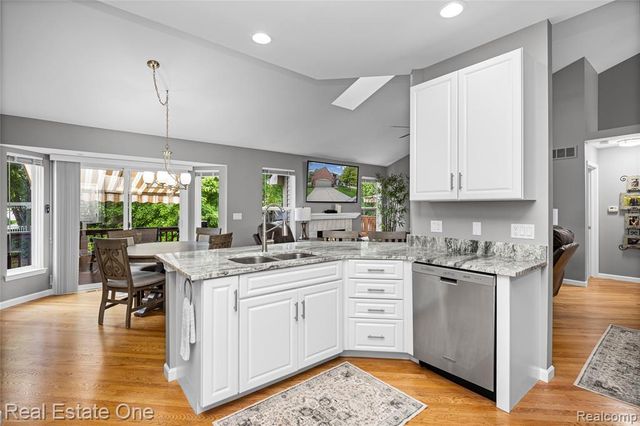 1202 Wind Chime Drive 16, Waterford, MI 48327