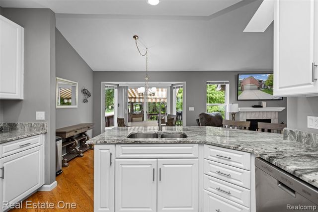 1202 Wind Chime Drive 16, Waterford, MI 48327