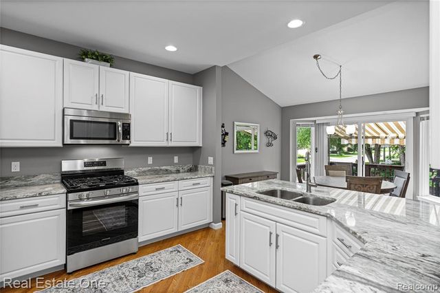 1202 Wind Chime Drive 16, Waterford, MI 48327