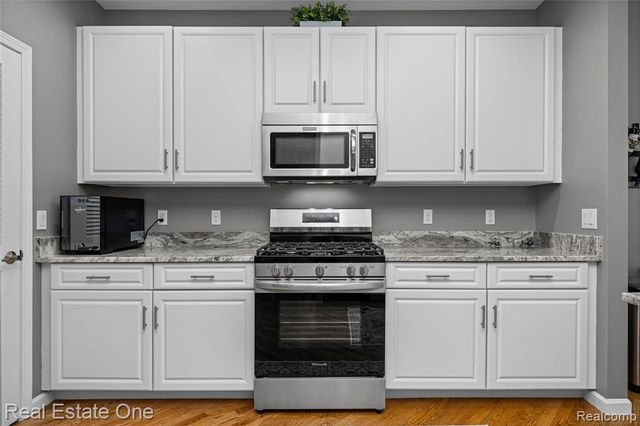 1202 Wind Chime Drive 16, Waterford, MI 48327
