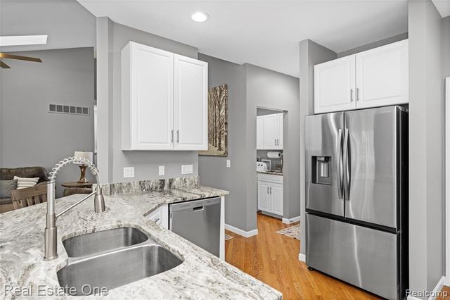 1202 Wind Chime Drive 16, Waterford, MI 48327