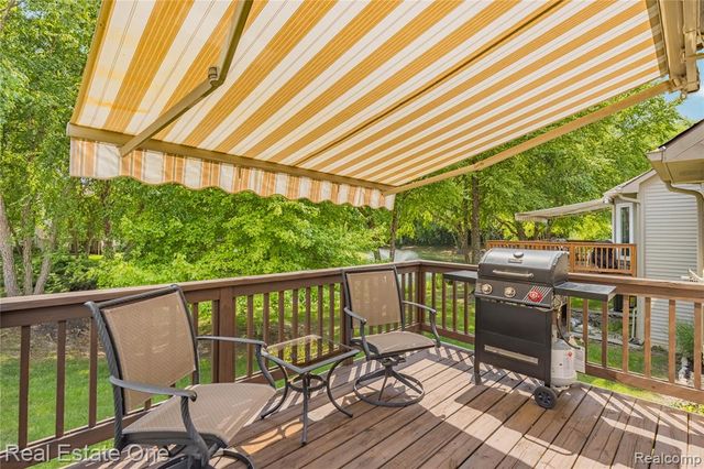 1202 Wind Chime Drive 16, Waterford, MI 48327