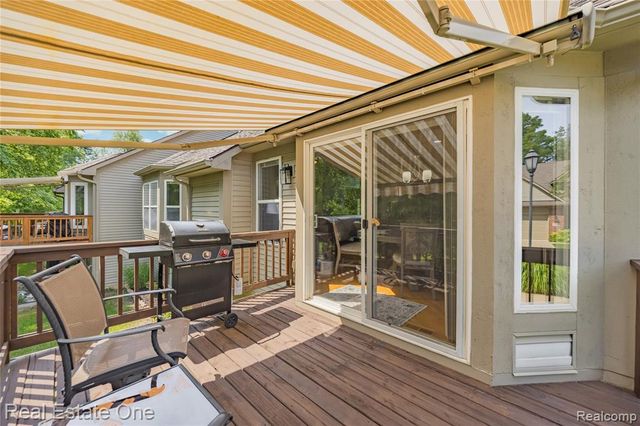 1202 Wind Chime Drive 16, Waterford, MI 48327