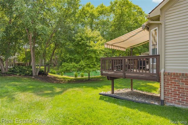 1202 Wind Chime Drive 16, Waterford, MI 48327