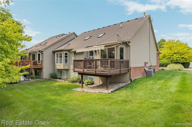 1202 Wind Chime Drive 16, Waterford, MI 48327