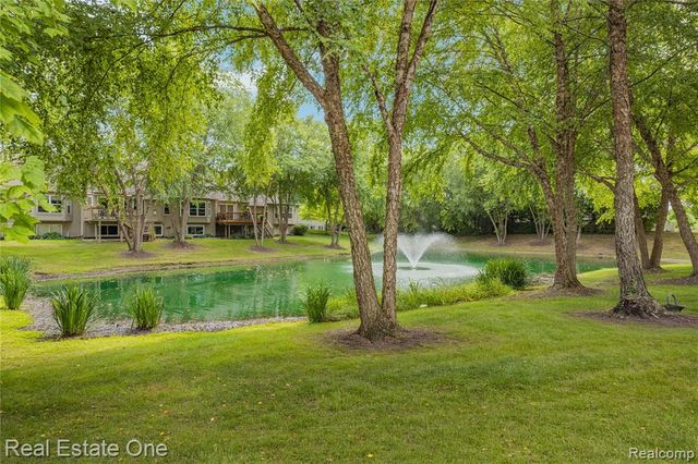 1202 Wind Chime Drive 16, Waterford, MI 48327