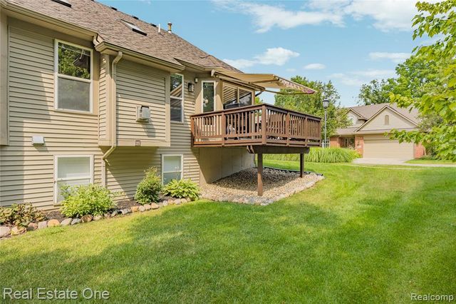 1202 Wind Chime Drive 16, Waterford, MI 48327
