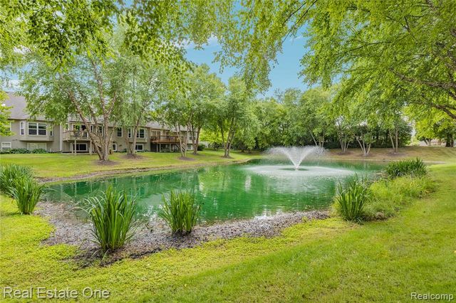 1202 Wind Chime Drive 16, Waterford, MI 48327