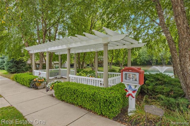 1202 Wind Chime Drive 16, Waterford, MI 48327