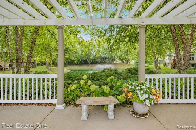 1202 Wind Chime Drive 16, Waterford, MI 48327