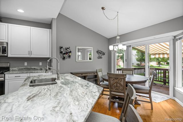 1202 Wind Chime Drive 16, Waterford, MI 48327