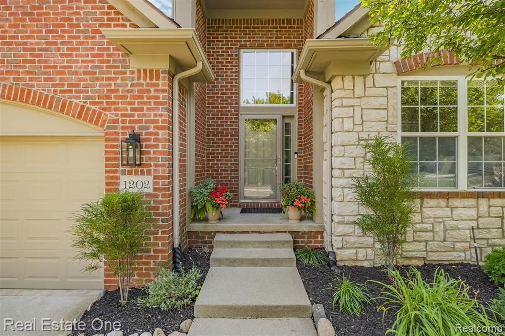 1202 Wind Chime Drive 16, Waterford, MI 48327