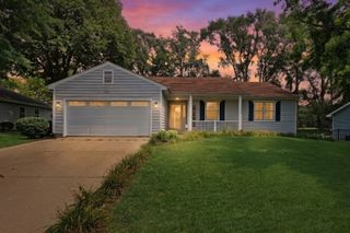 1612 N Leonard Avenue, Mchenry, IL 60050