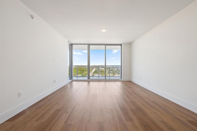 220 Lake Shore Drive N-1521, Lake Park, FL 33403