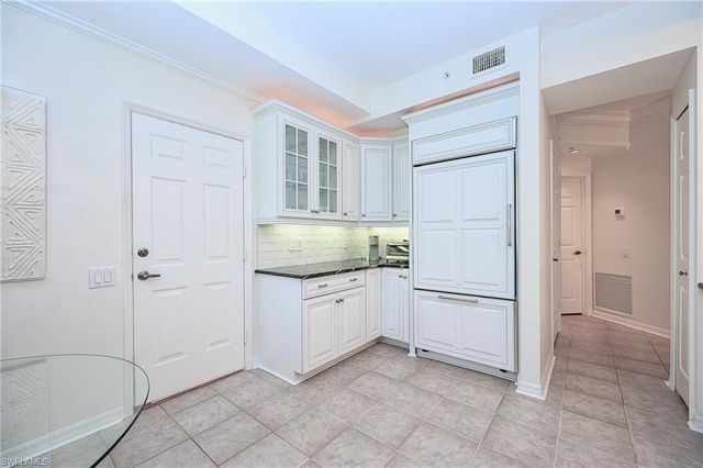 900 L Ambiance CIR 9-106, Naples, FL 34108