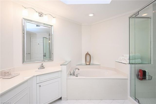 900 L Ambiance CIR 9-106, Naples, FL 34108
