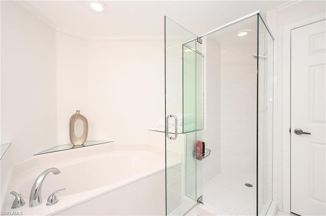 900 L Ambiance CIR 9-106, Naples, FL 34108