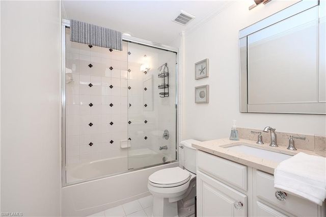 900 L Ambiance CIR 9-106, Naples, FL 34108