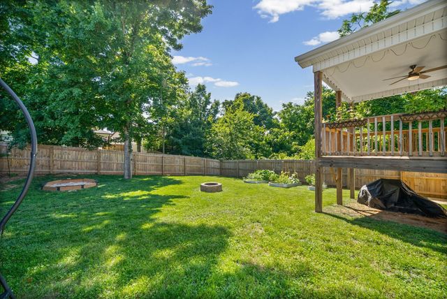 1064 Charles Thomas Dr, Clarksville, TN 37042