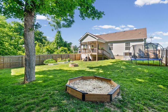 1064 Charles Thomas Dr, Clarksville, TN 37042