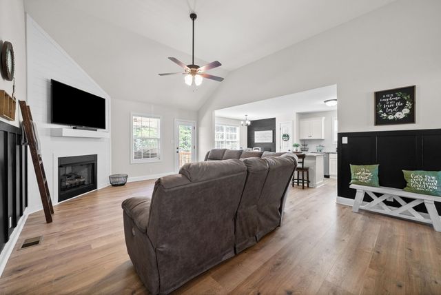 1064 Charles Thomas Dr, Clarksville, TN 37042