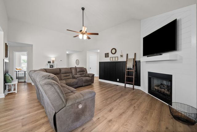 1064 Charles Thomas Dr, Clarksville, TN 37042