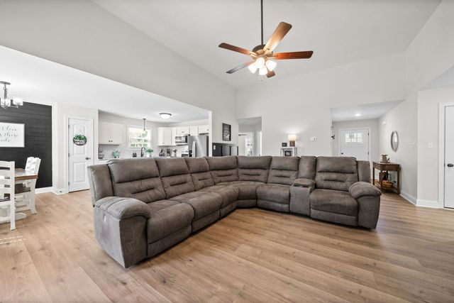 1064 Charles Thomas Dr, Clarksville, TN 37042