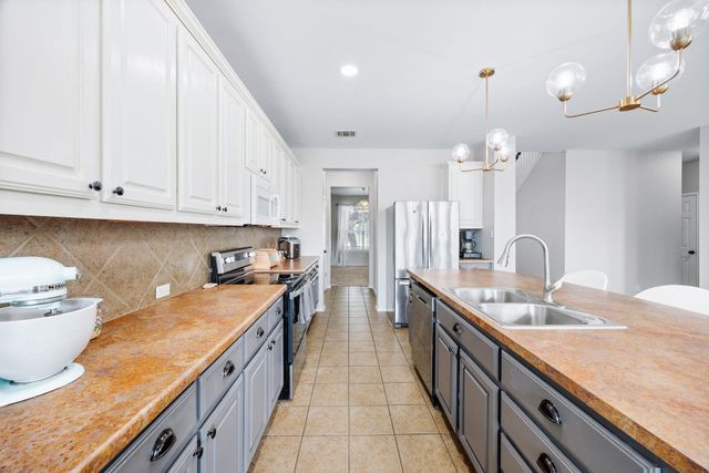 208 Lone Star BLVD, Hutto, TX 78634
