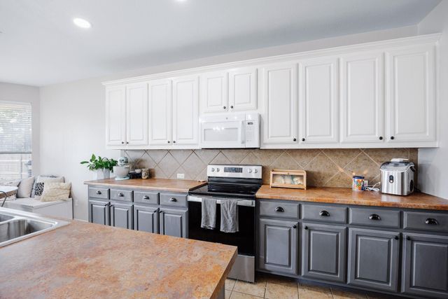 208 Lone Star BLVD, Hutto, TX 78634