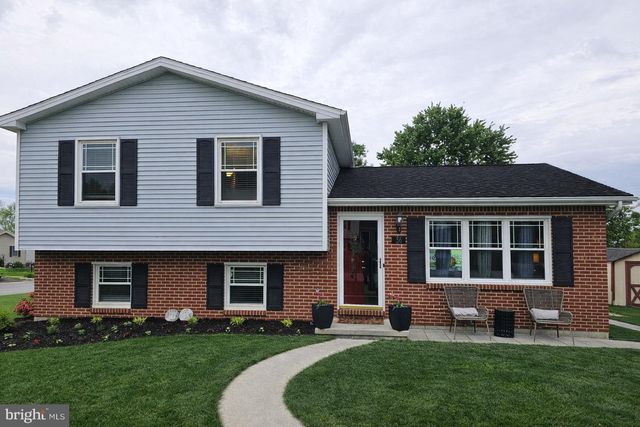 56 CARDINAL DR, Hanover, PA 17331