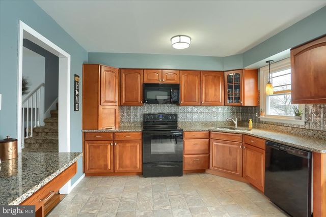 56 CARDINAL DR, Hanover, PA 17331