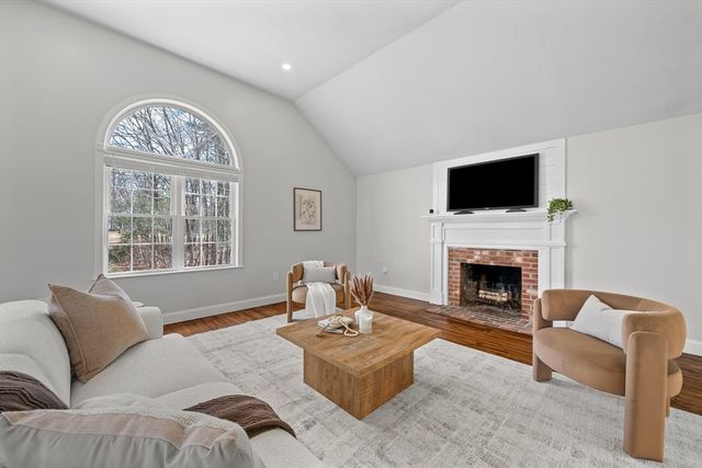 8 Virginia Ave, Sutton, MA 01590