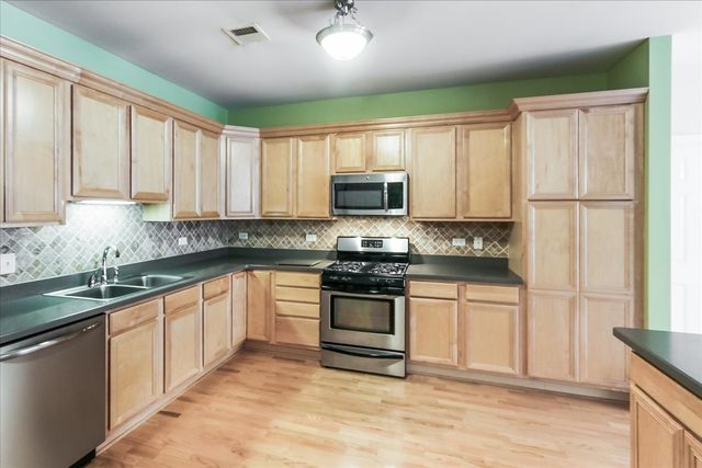 275 E Railroad Avenue 101, Bartlett, IL 60103