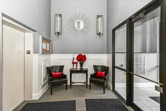 275 E Railroad Avenue 101, Bartlett, IL 60103