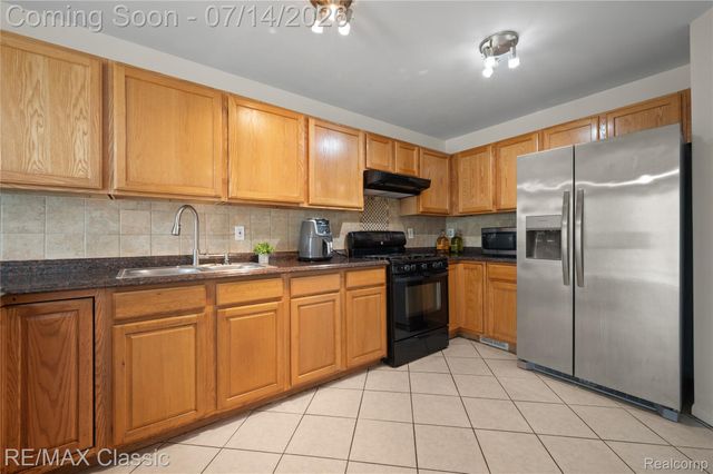 29790 Palmer Court, Farmington Hills, MI 48336