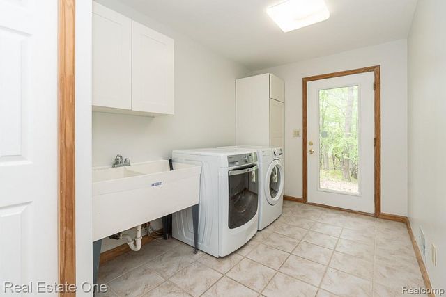 2670 Spring Grove Drive, Brighton, MI 48114