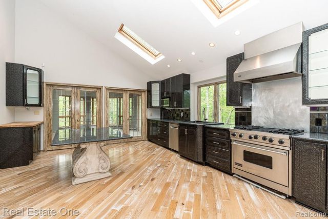 2670 Spring Grove Drive, Brighton, MI 48114