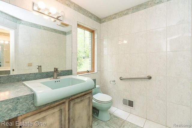 2670 Spring Grove Drive, Brighton, MI 48114