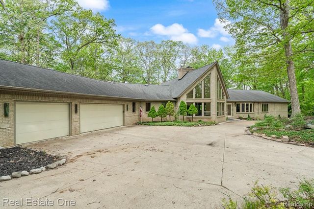 2670 Spring Grove Drive, Brighton, MI 48114