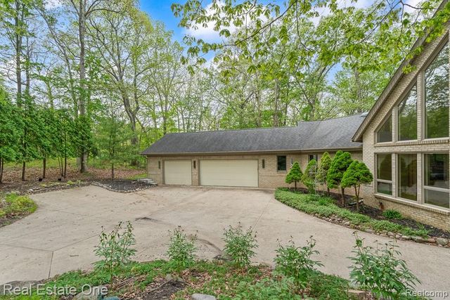 2670 Spring Grove Drive, Brighton, MI 48114