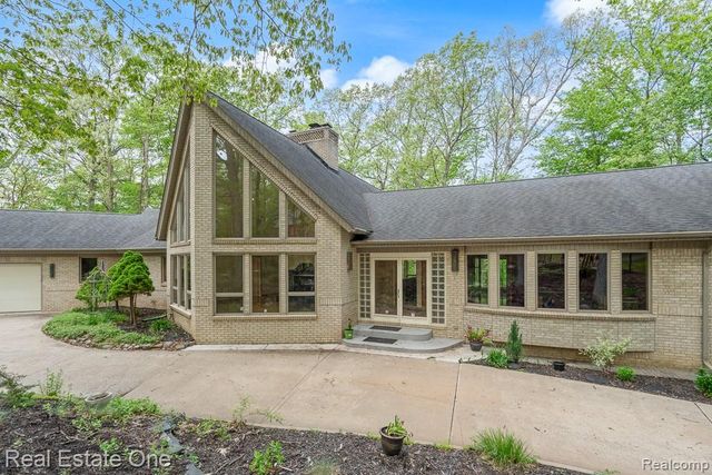 2670 Spring Grove Drive, Brighton, MI 48114