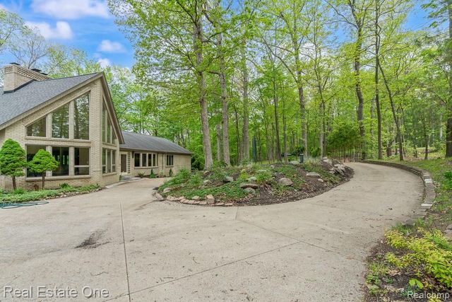 2670 Spring Grove Drive, Brighton, MI 48114